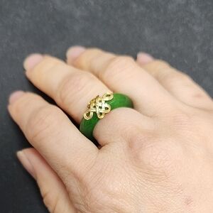 Elegant Green and Gold Knot Ring